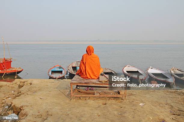 Holy Indiano Sadhu Sul Gange Di Varanasi India - Fotografie stock e altre immagini di Sadhu - Sadhu, India, Induismo