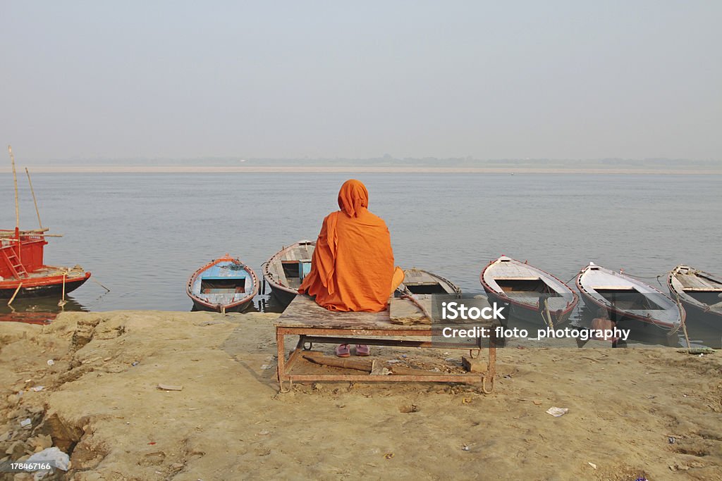Indianas sagradas Sadhu no Rio Ganges em Varanasi Índia - Foto de stock de Sadhu royalty-free