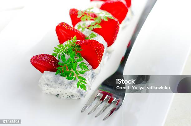 Französischem Ziegenkäse Mit Scheiben Erdbeeren Und Kerbel Stockfoto und mehr Bilder von Amuse-Bouche