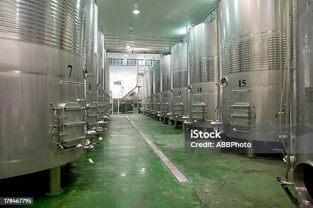 Nowoczesne Winiarnia Fermentować Procesu - zdjęcia stockowe i więcej obrazów Alkohol - napój - Alkohol - napój, Beczka - Zbiornik, Beczka na wino
