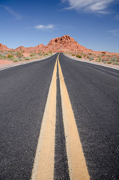 Carretera del desierto de Nevada en rojo y rocas - foto de stock