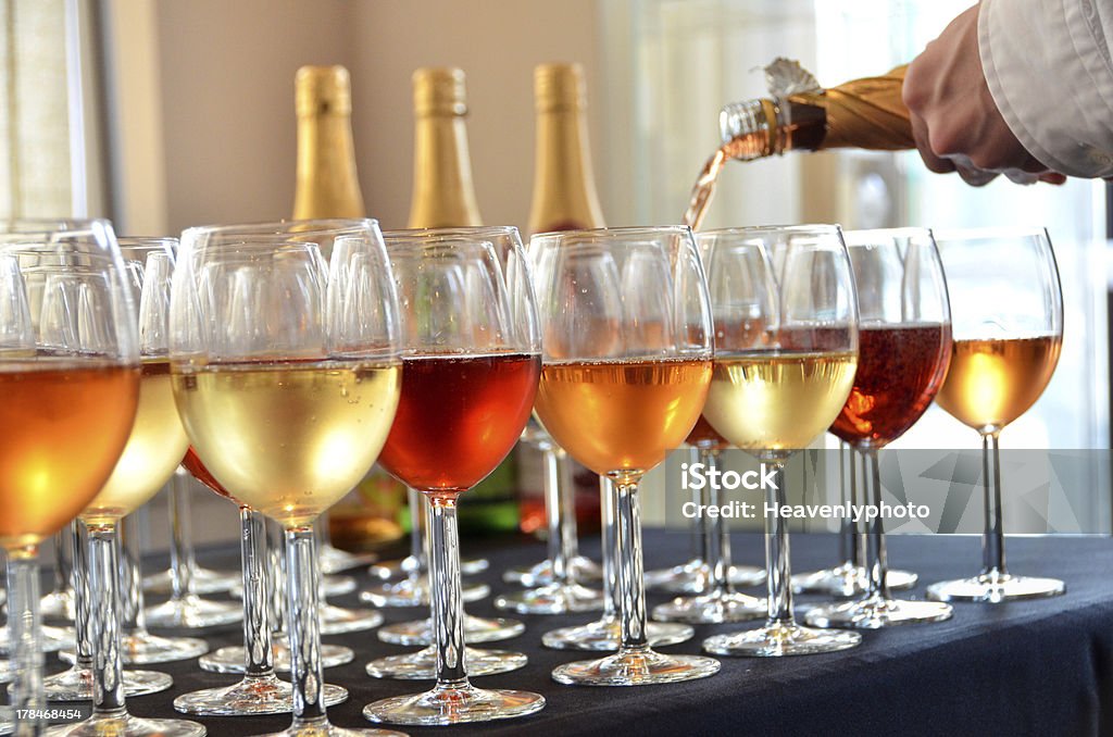 Заполнение вино очки - Стоковые фото Вино роялти-фри