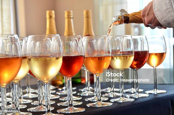 Заполнение Вино Очки — стоковые фотографии и другие картинки Вино - Вино, Оранжевый, Винная бутылка