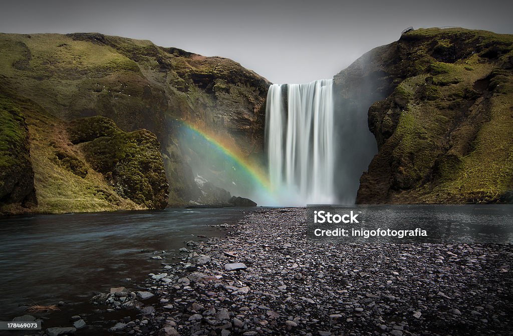 Cachoeira Skogafoss com arco-íris - Foto de stock de Arco-íris royalty-free