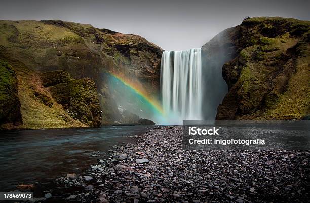 Foto de Cachoeira Skogafoss Com Arcoíris e mais fotos de stock de Arco-íris - Arco-íris, Beleza, Beleza natural - Natureza