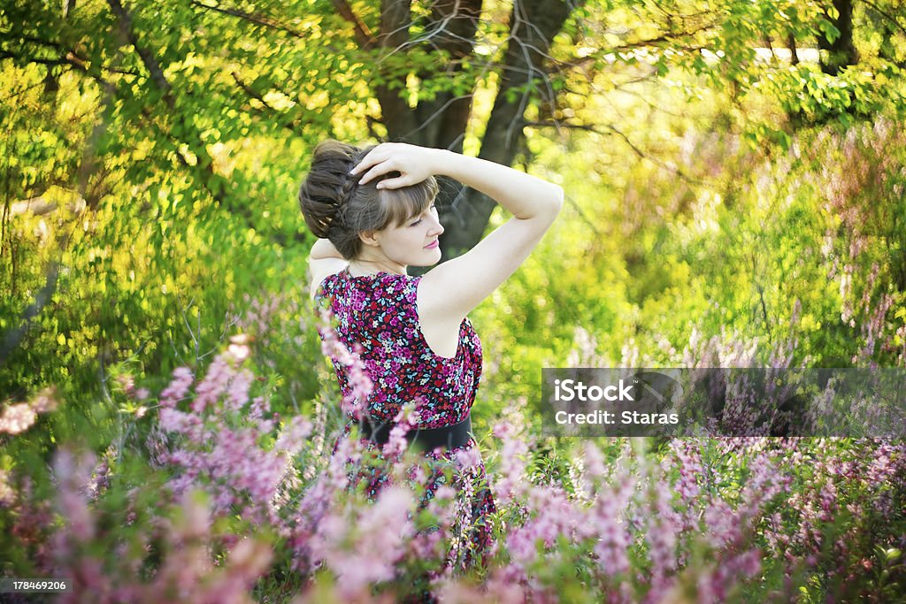 Femme dans un parc de printemps - Photo de 20-24 ans libre de droits