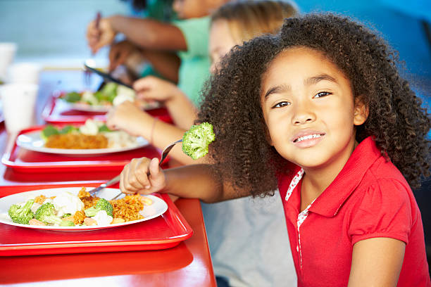 小学生 pupils 眺めながら、ヘルシーな昼食で給食 - school lunch ストックフォトと画像