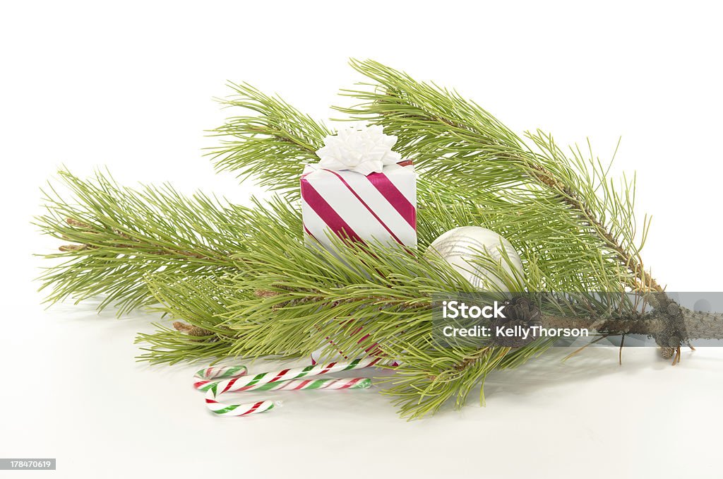 Composizione di Natale con pino, situato e presente - Foto stock royalty-free di Ago - Articoli di merceria