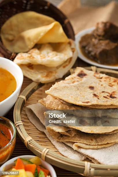 Chapati O Pan Plano Foto de stock y más banco de imágenes de Alimento - Alimento, Bandeja, Calor