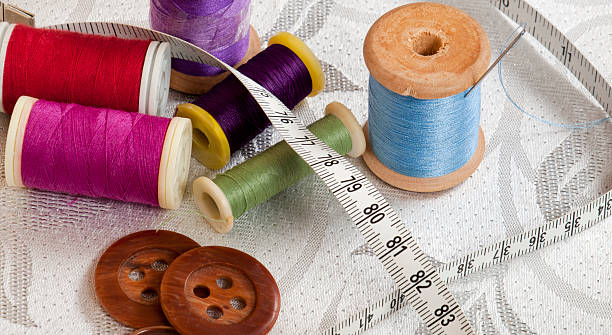 裁縫セット、測定装置に白のテーブルクロス - thread tailor art sewing ストックフォトと画像