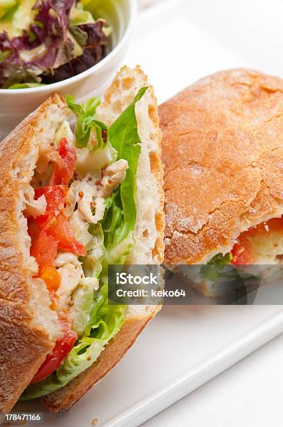 Ciabatta Pão De Queijo Prensado Sanduíche Com Frango E Tomate - Fotografias de stock e mais imagens de Alface