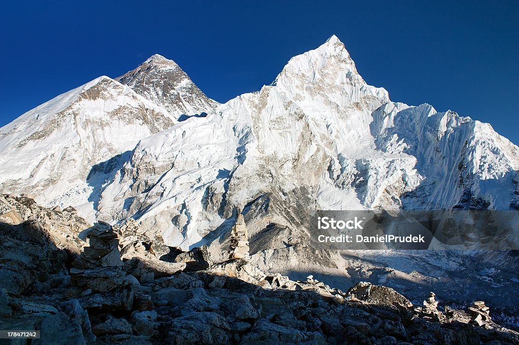 Vista del Everest y Nuptse de Kala Patthar - Foto de stock de Acantilado libre de derechos