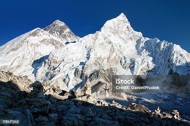 Vista Del Everest Y Nuptse De Kala Patthar Foto de stock y más banco de imágenes de Acantilado - Acantilado, Aire libre, Asia