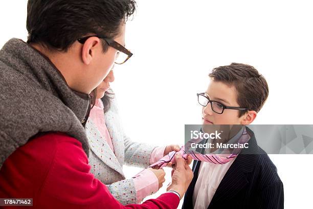 Foto de Pais Estabelecendo Uma Gravata e mais fotos de stock de Amarrar - Amarrar, Assistência, Bem vestido