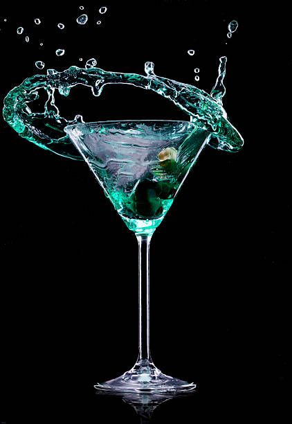 마르티니 음료입니다 - gin tonic water martini olive 뉴스 사진 이미지