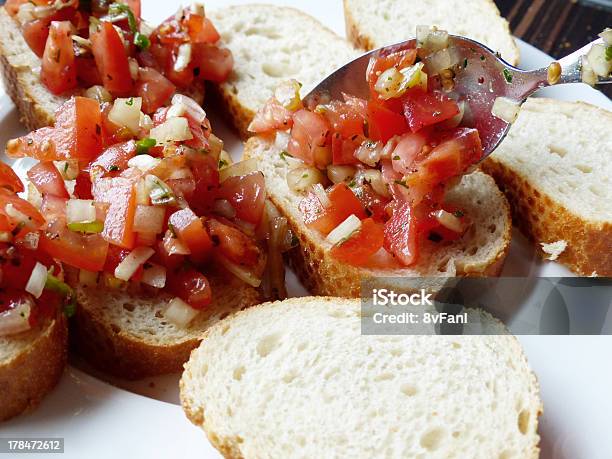 Brusqueta Com Tomates E Cebolas - Fotografias de stock e mais imagens de Alho - Alho, Alimentação Saudável, Brusqueta