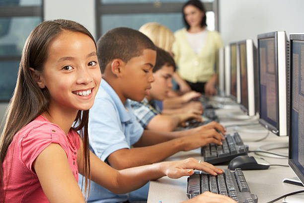 elementar os alunos trabalhando em computadores em sala de aula - computer lab computer people computer monitor - fotografias e filmes do acervo