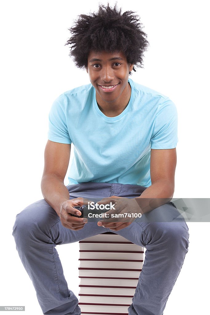 Молодой черный подростковой мужчин играет видео игры - Стоковые фото Изолированный предмет роялти-фри
