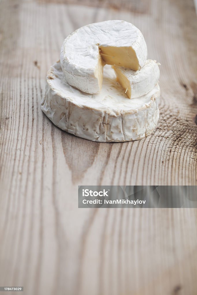 Pezzo di formaggio Brie - Foto stock royalty-free di Alimentazione sana