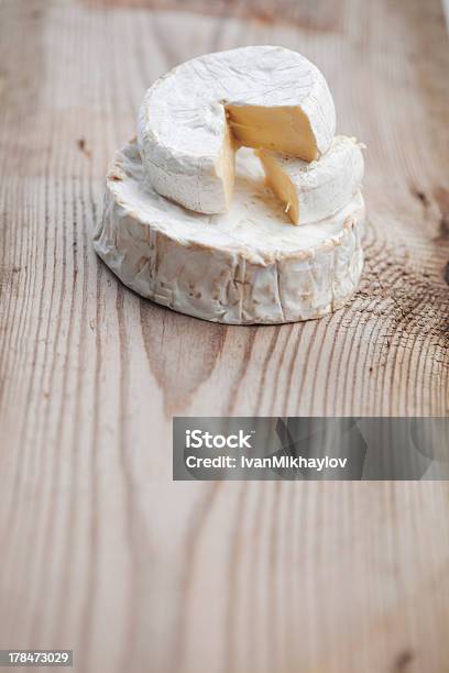 Pezzo Di Formaggio Brie - Fotografie stock e altre immagini di Alimentazione sana - Alimentazione sana, Antipasto, Bianco