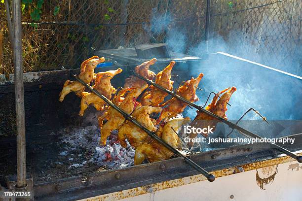 Pollo Barbecue A Girarrosto - Fotografie stock e altre immagini di Alimentazione sana - Alimentazione sana, Barbecue - Cibo, Carne di pollo