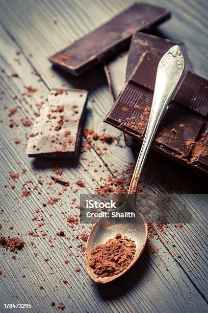 Cacau Em Pó E Barra De Chocolate Amargo - Fotografias de stock e mais imagens de Amontoar - Amontoar, Arranjo, Barra de Chocolate
