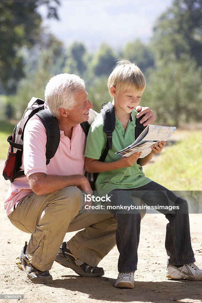 Älterer Mann liest Karte mit Enkel auf Land zu Fuß - Lizenzfrei 4-5 Jahre Stock-Foto