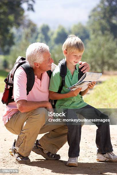 Älterer Mann Liest Karte Mit Enkel Auf Land Zu Fuß Stockfoto und mehr Bilder von 4-5 Jahre - 4-5 Jahre, 60-69 Jahre, Aktiver Lebensstil