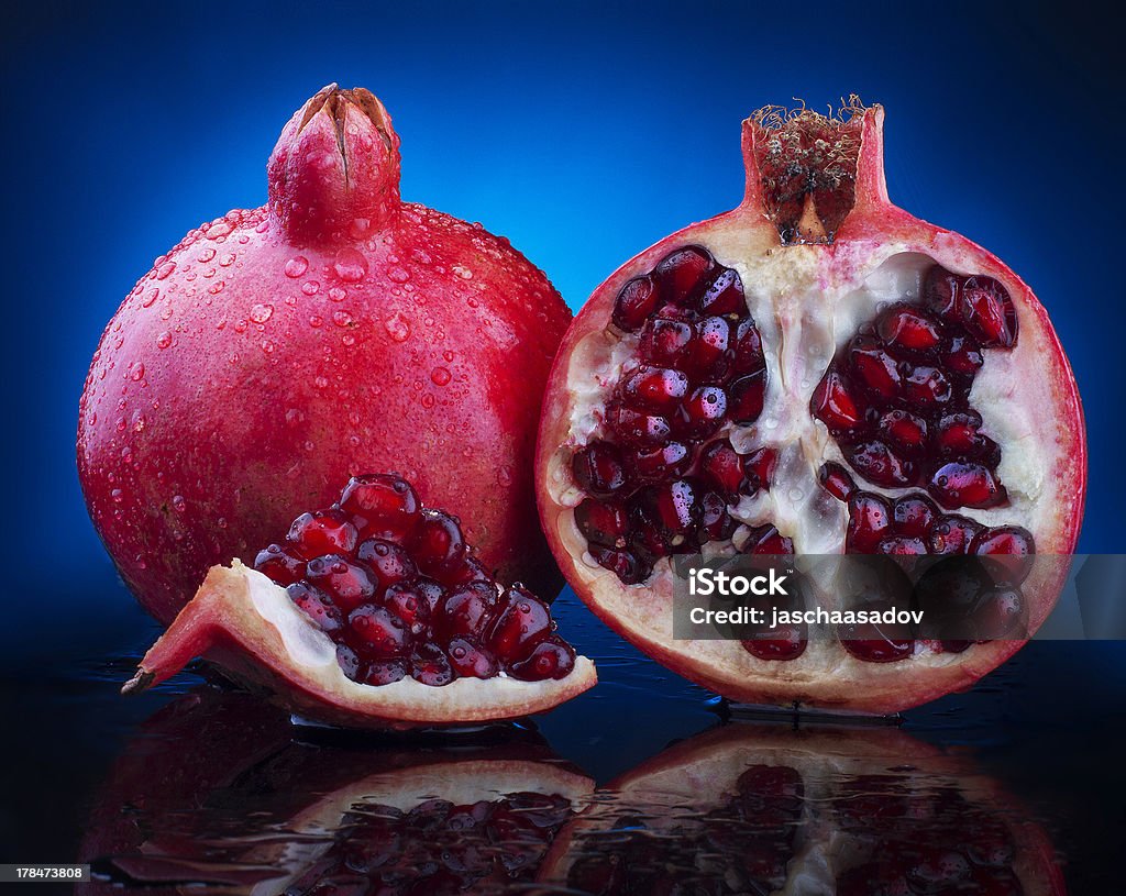 Granatäpfel einem Scheiben auf blauem Hintergrund - Lizenzfrei Abnehmen Stock-Foto