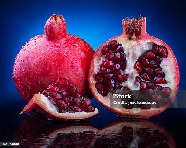 Photo libre de droit de Pomegranates Par Tranches Sur Fond Bleu banque d'images et plus d'images libres de droit de Agriculture - Agriculture, Aliment, Aliment cru