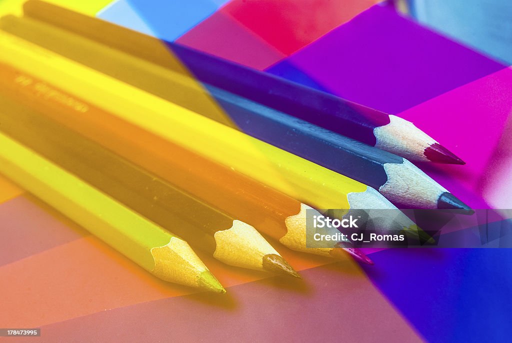 Crayons de couleur sur papier couleur - Photo de Abstrait libre de droits