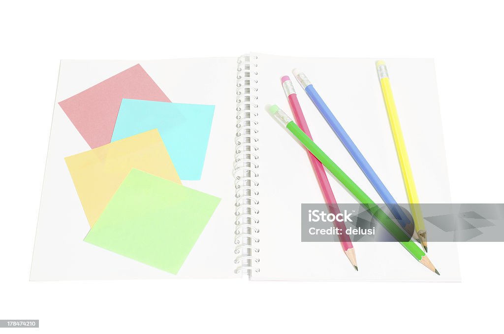 Post-it de papier et de crayons de couleurs sur un ordinateur portable - Photo de Aiguiser libre de droits