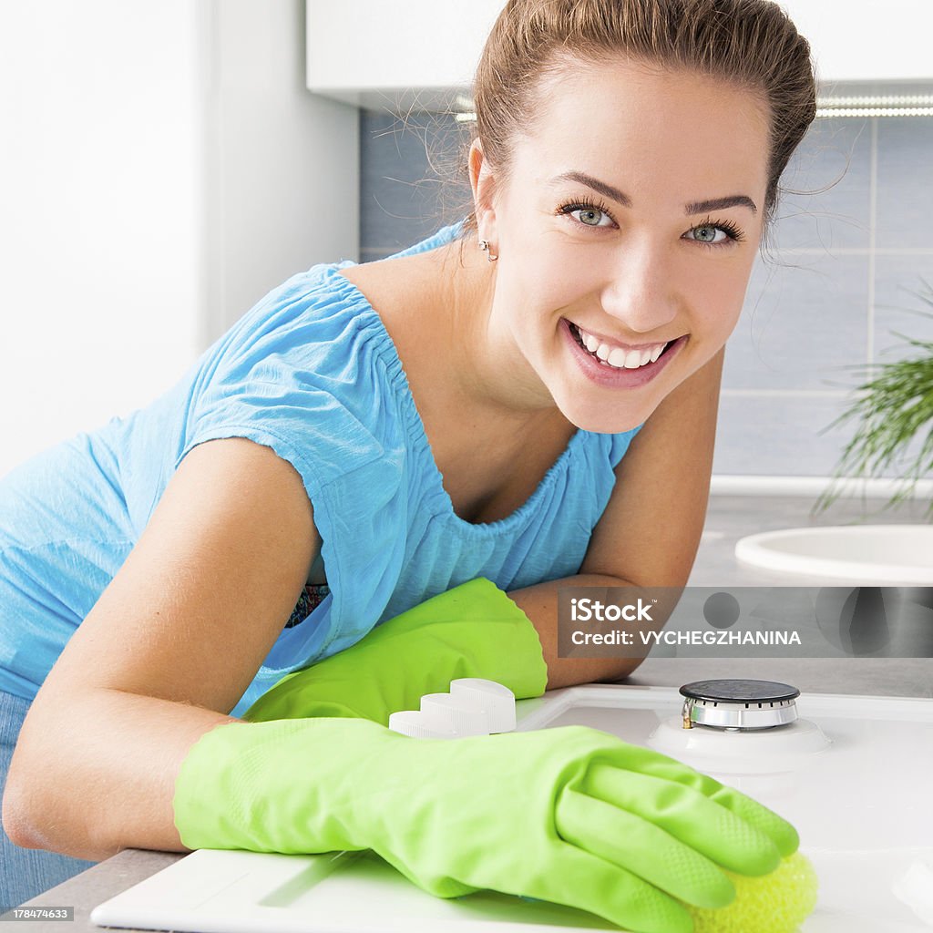 Donna pulizia cucina - Foto stock royalty-free di Addetto alle pulizie