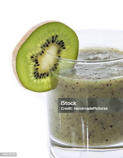 Kiwi Smoothie Na Białym Tle - zdjęcia stockowe i więcej obrazów Bez ludzi - Bez ludzi, Białe tło, Biały