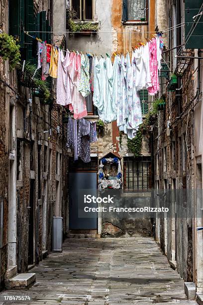 Lavaggi Colorati A Venezia Asciugare Allaria Aperta Italia - Fotografie stock e altre immagini di Abbigliamento