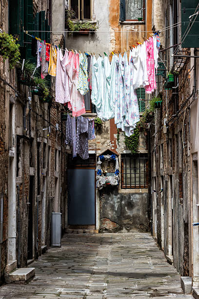 красочные washings в венеции, италия, сушка на открытом воздухе - single line urban scene outdoors vertical стоковые фото и изобра�жения