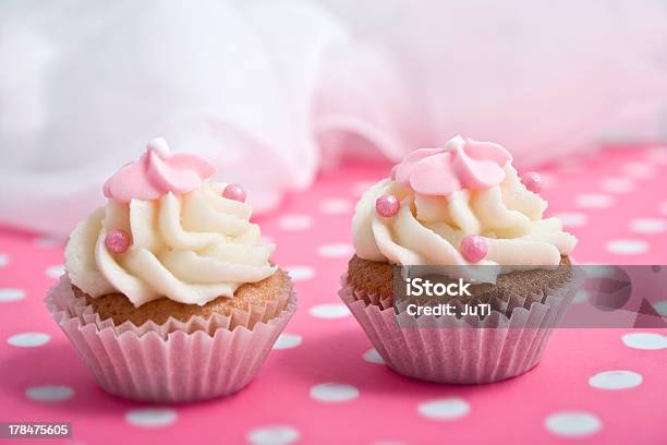 Cupcakes Foto de stock y más banco de imágenes de Al horno - Al horno, Alcorza, Alimento