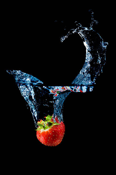 morango no preto salpicos de água - wet strawberry macro fruit imagens e fotografias de stock