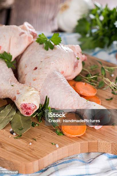 Preparado Frango Pernas - Fotografias de stock e mais imagens de Alimentação Saudável - Alimentação Saudável, Almoço, Carne