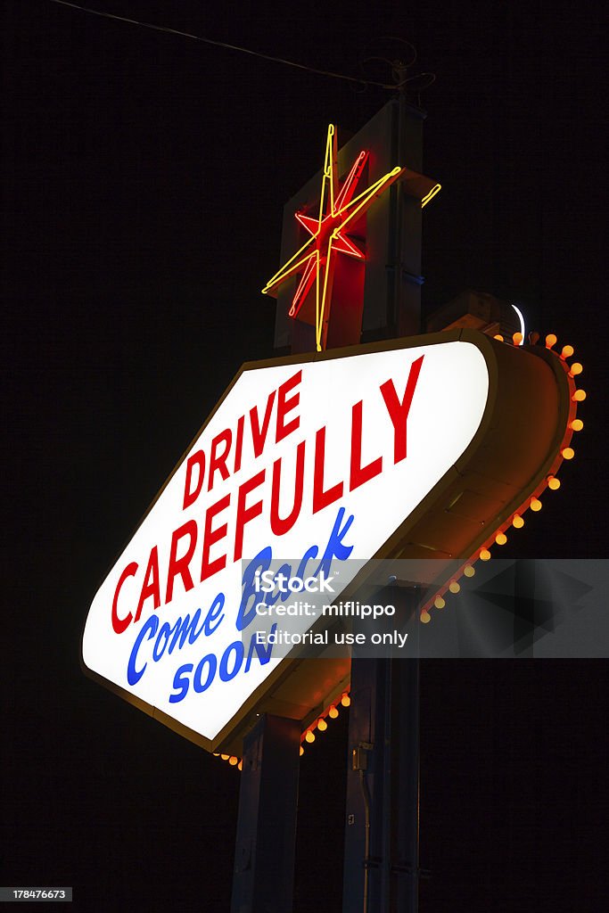 Famoso cartel de Las Vegas en salir por la noche - Foto de stock de Farola libre de derechos