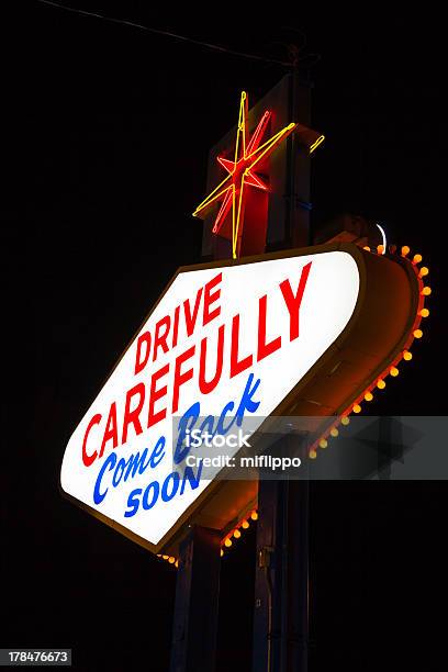 Słynne Pozostawiając Las Vegas Znak W Nocy - zdjęcia stockowe i więcej obrazów Bez ludzi - Bez ludzi, Fotografika, Latarnia uliczna