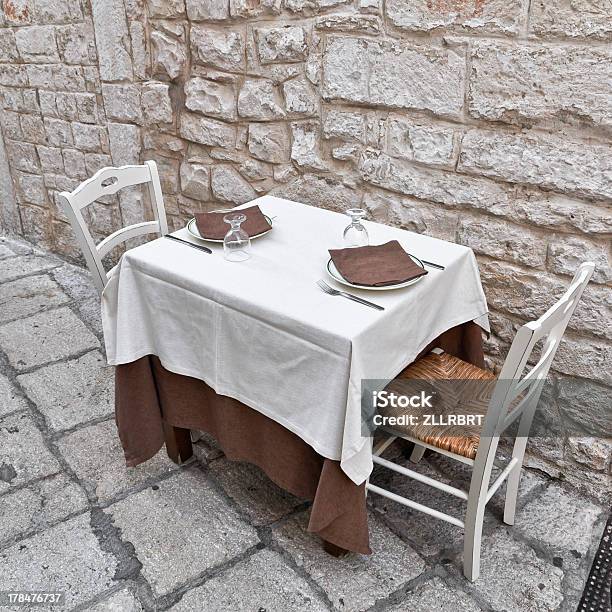 La Cena Tavolo - Fotografie stock e altre immagini di Ambientazione esterna - Ambientazione esterna, Cena, Cibi e bevande