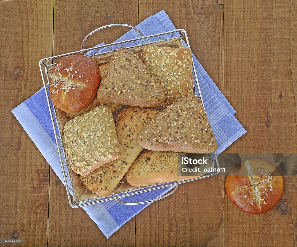 Chleb rolkach w koszu - Zbiór zdjęć royalty-free (Bez ludzi)
