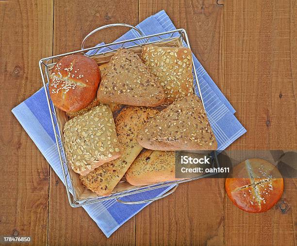 Chleb Rolkach W Koszu - zdjęcia stockowe i więcej obrazów Bez ludzi - Bez ludzi, Biały, Bochenek chleba
