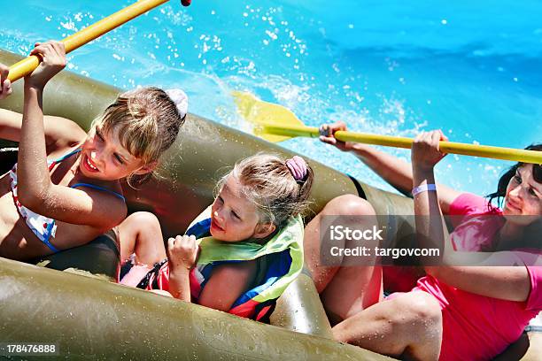 Famiglia In Barca In Gomma - Fotografie stock e altre immagini di Canotto - Canotto, Piscina, Acqua