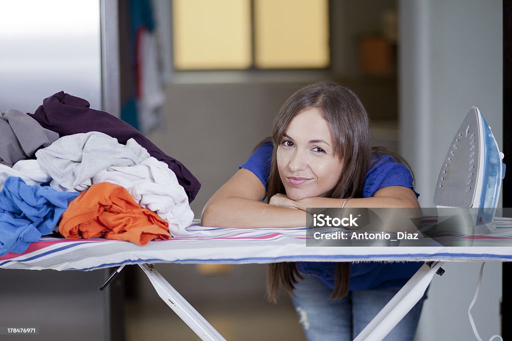 Engraçado Jovem mulher com demasiado trabalho com Afazeres Domésticos - Royalty-free Adulto Foto de stock