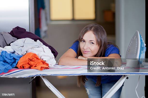 Engraçado Jovem Mulher Com Demasiado Trabalho Com Afazeres Domésticos - Fotografias de stock e mais imagens de Adulto