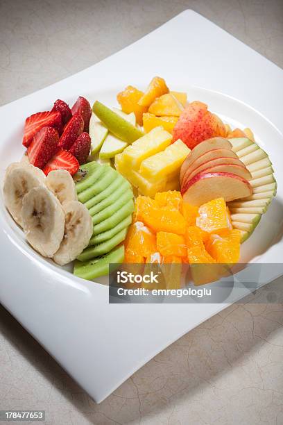 Foto de Fatias De Frutas Em Um Prato e mais fotos de stock de Abacaxi - Abacaxi, Banana, Damasco - Fruta