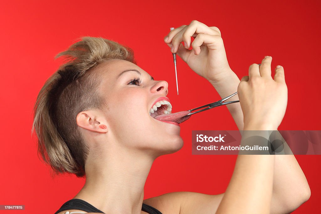 Perforación de la lengua propia mujer - Foto de stock de Agujereado libre de derechos