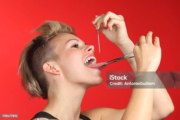 Perforación De La Lengua Propia Mujer Foto de stock y más banco de imágenes de Agujereado - Agujereado, Deporte de riesgo, A la moda